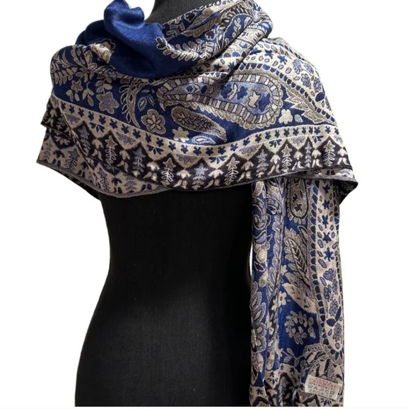 NWOT Chic 100% Cashmere Scarf in Navy and Silver